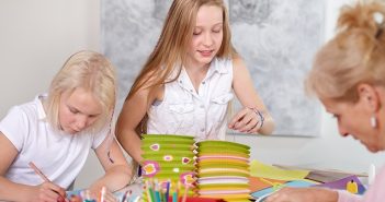 Basteln mit Kleinkindern: wie beeinflusst es die Entwicklung? Basteln mit Kleinkindern: wie beeinflusst es die Entwicklung?