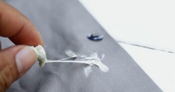 Kaugummi entfernen: Mit Omas Tricks die Hose befreien Kaugummi entfernen: Mit Omas Tricks die Hose befreien