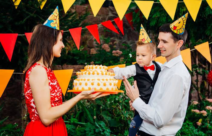 Für den ersten Geburtstag darf es gern weniger aufwändig sein, denn Kinder bekommen in ihrem ersten Lebensjahr wenig von den aufwändigen Verkleidungen und Dekorationen mit.  ( Foto: Adobe Stock-Elizaveta )_