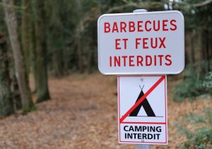 Nicht überall in der Auvergne ist das Campen erlaubt. Man sollte nach Verbotsschildern wie diesem hier Ausschau halten - oder sich an ausgewiesene Campingplätze halten. (#3)