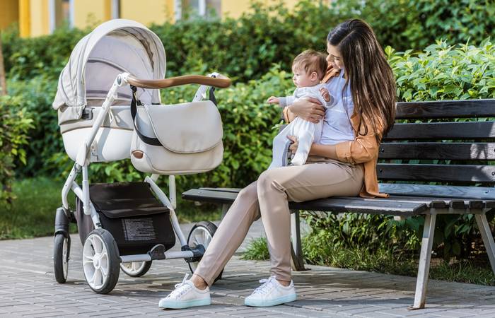 Ein mobiler Tag mit dem Baby beginnt schon am Morgen, wenn der Weg zum Bäcker um die Ecke führt. Kinderwagen oder Tragetuch geschnappt, Baby hineingelegt und schon beginnt der erste Spaziergang des Tages. ( Foto: Adobe Stock- LIGHTFIELD STUDIOS) 