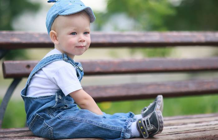 Eltern sollten das Hauptaugenmerk bei der Wahl der ersten Schuhe ihrer Kinder nicht auf eine bestimmte Marke, die gerade angesagt ist, legen. ( Foto: Adobe Stock-kichigin19)