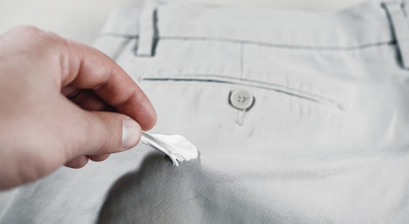 Egal für welche Methode Sie sich entscheiden, Sie sollten immer sehr vorsichtig sein, wenn Sie einen Kaugummi aus der Hose entfernen wollen. (#01)