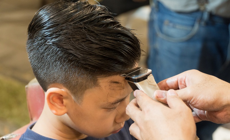 Viele Jungen lieben diese Kinderfrisur: Hierbei ist das Deckhaar etwas länger, damit wird der Look automatisch cool.  ( Foto: Shutterstock-myboys.me)