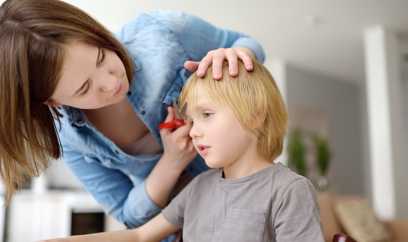 Der Surfer ist für seine Lässigkeit und Sportlichkeit bekannt. Vor allem blonden Jungen steht diese Kinderfrisur, die im Sommer dank der Sonne ganz automatisch noch helle Strähnchen dazubekommt. ( Foto: Shutterstock-Maria Sbytova)