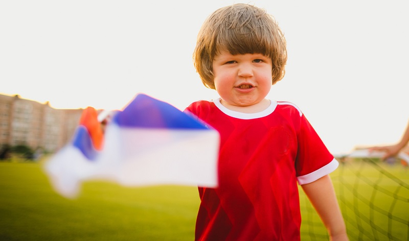 Die Prinz Eisenherz Kinderfrisur ist für Jungen weniger gewollt, denn der gerade über den Augen abgeschnittene Pony wirkt immer ein wenig, als hätte sich hier der Lehrling an den Haaren versucht. ( Foto: Shutterstock-_Alina Tanya  )