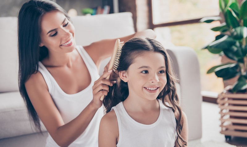 Die Frisur ist für alle Mädchen ideal, die die Haare gern offen haben wollen, die es aber sehr anstrengend finden, wenn diese stets ins Gesicht fallen. ( Foto: Shutterstock-Roman Samborskyi )