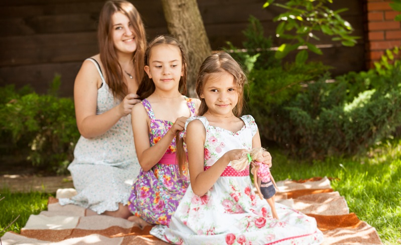 Nicht alle Mädchen haben natürliche Locken, doch viele hätten gern welche für tolle Kinderfrisuren. Ehe Mama aber den zarten Kinderhaaren mit dem Lockenstab zu Leibe rückt, sollte eher die Flechtvariante zum Einsatz kommen.  ( Foto: Shutterstock-_ kryzhov )