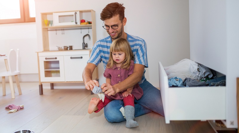 Es gibt inzwischen viele Anbieter, die sich mit der Thematik beschäftigen. Hier können Eltern <strong>gegen eine Gebühr den Kleiderschrank füllen</strong> und das Mietpaket ganz nach den persönlichen Wünschen zusammenstellen.  ( Foto: Shutterstock-pikselstock )