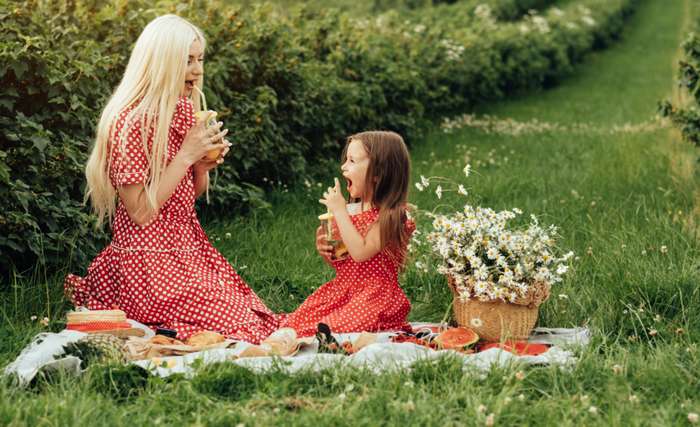 Einen tolleren Anblick gibt es nicht: Mutter und Tochter im Partnerlook. ( Foto: Adobe Stock -  Romvy )