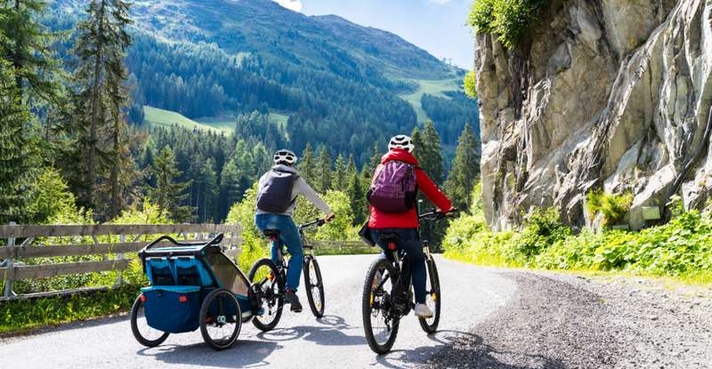 Der erste Outdoor-Urlaub mit Baby sollte daher nicht zu lange dauern, außerdem sollten sich die Stunden, die am Tag mit Fahrradfahren verbracht werden, in Grenzen halten. ( Foto: Shutterstock- Andrey_Popov )