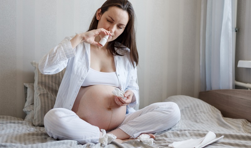 Nasensprays sollte man während der Schwangerschaft nur nach Absprache mit dem Frauenarzt verwenden, denn die enthaltenen Substanzen wirken nicht nur abschwellend, sondern auch gefäßverengend.