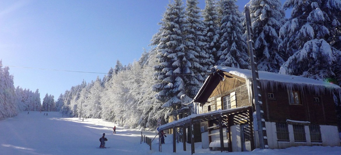 Skigebiete Auvergne: La Loge Des Gardes erstreckt sich an den Hängen des 1.164 Meter hohen Pierres du Jour, dem höchstgelegenen Punkt des Monts de la Madeleine. (#7)