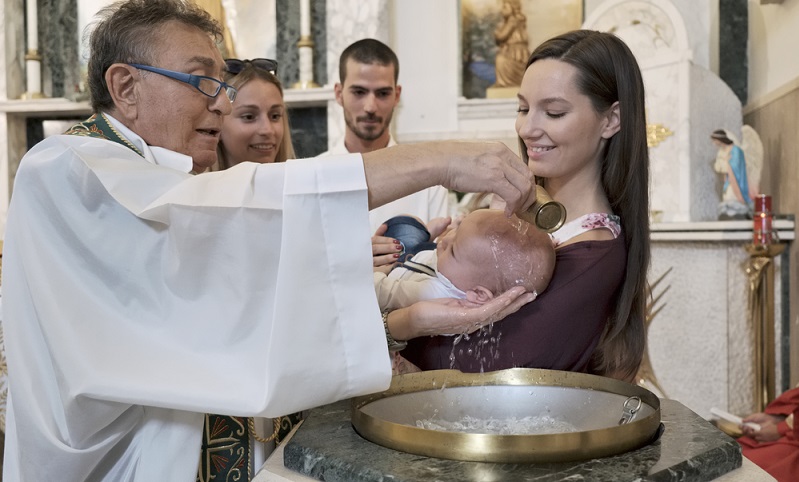Eine Taufeinladung fuer ein besonderes Ereignis für die Familie ( Foto: Shutterstock-Angelo Giampiccolo )