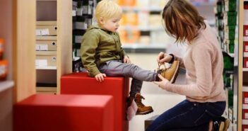 9 Tipps für Kauf von Kinderschuhen ( Foto: Adobe Stock - Maria Sbytova )