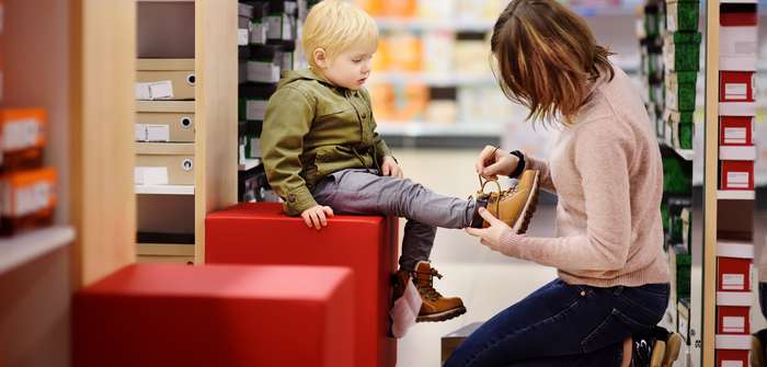 9 Tipps für Kauf von Kinderschuhen ( Foto: Adobe Stock - Maria Sbytova )