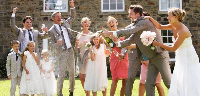 Warum Kinder auf Familienfeiern nehmen ? (Foto: Adobe Stock-micromonkey)