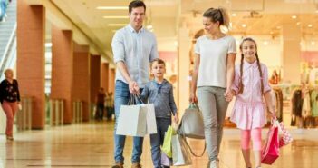 Wenn die Familie neue Kleidung braucht: Diese Tipps sparen bares Geld ( Foto: Adobe Stock - Robert Kneschke )