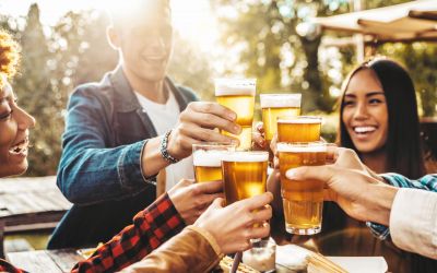 Die Definition von alkoholfreien Getränken basiert auf einem Alkoholgehalt von höchstens 0,5 Volumenprozent, der von den Herstellern strikt eingehalten werden muss. (Foto: AdobeStock - Davide Angelini 570233392)