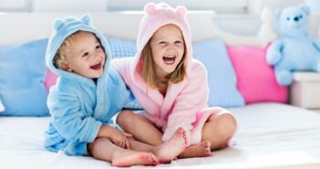 Bademäntel für Kinder: Welcher Stoff eignet sich am besten? ( Foto: Adobe Stock-famveldman )