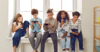 Elterliche Verantwortung: Wer schult Kinder im Umgang mit Medien? Elterliche Verantwortung: Wer schult Kinder im Umgang mit (Foto: AdobeStock - 395564692 Studio Romantic)