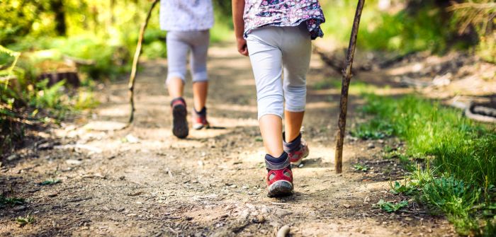 Familienfreizeit: Wandern mit Kindern als perfekte (Foto: AdobeStock - 172352157 _jure)