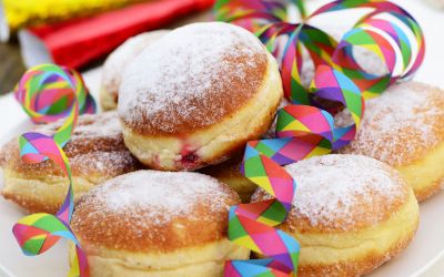 Karnevalskost unter Verdacht: Wie unbedenklich sind Kreppel, Krapfen, Berliner und Fasnetsküchle? (Foto: AdobeStock - photocrew 101920887)