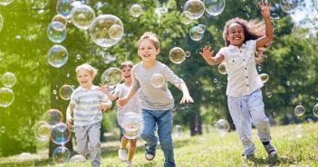Kinder- und Jugendreisen: Soziales Lernen und persönliche Entwicklung im Mittelpunkt Kinder- und Jugendreisen fördern soziales Lernen und persönliche (Foto: AdobeStock - 200826934 Seventyfour)