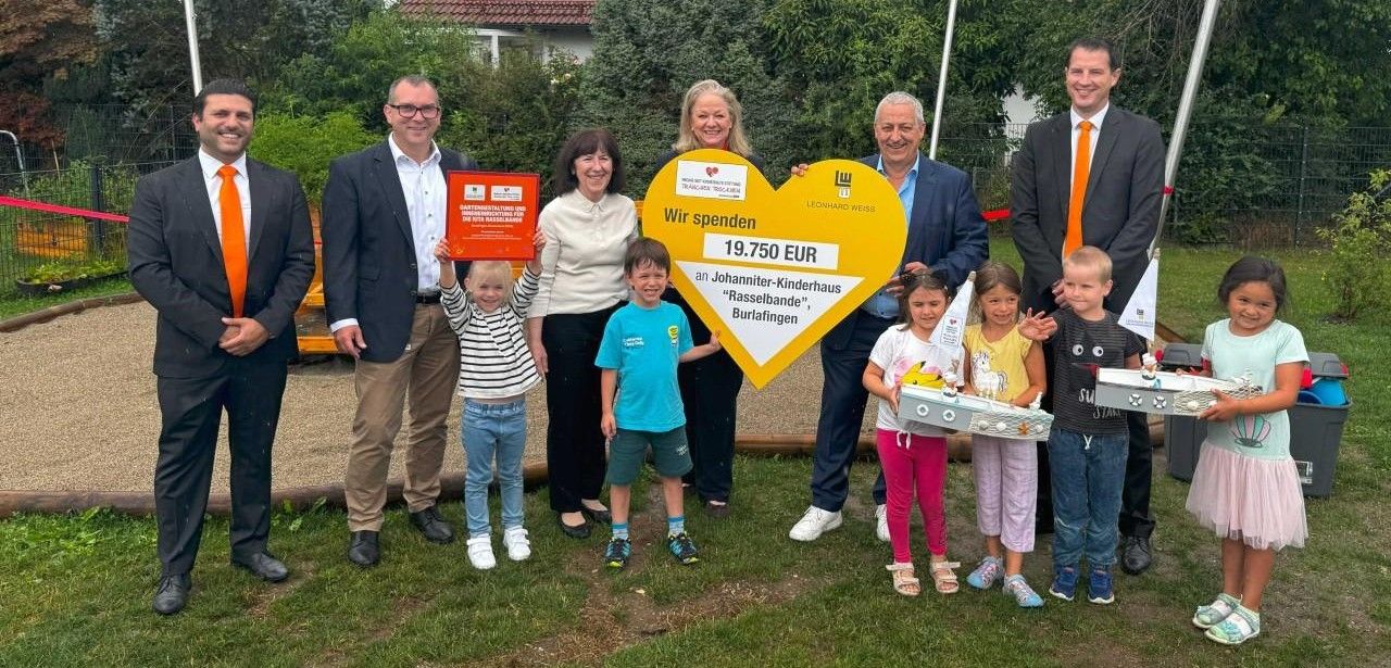 Familienunternehmen spendet erneut mit Sixt Stiftung für regionale Kinderförderprojekte LEONHARD WEISS und Sixt Stiftung übergeben 36.426 Euro (Foto: Regine Sixt Kinderhilfe Stiftung)