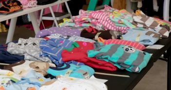 Preiswerte Kinderkleider und Spielzeug entdecken auf regionalen Flohmarktterminen (Foto: AdobeStock - Chrystine - 189426048)