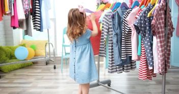 Vielfältiger Markt für Kinderbekleidung: Modetrends und Funktionalität im (Foto: AdobeStock - Africa Studio 116045117)