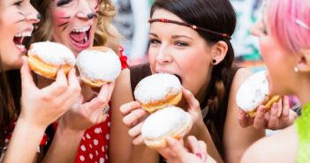 Schminke, Krapfen und Kostüme: Wie risikoreich ist die Fastnacht? Wie unbedenklich ist Karneval mit all den Schadstoffen in Schminke, Krapfen und Kostümen? (Foto: AdobeStock - Kzenon 315387652)
